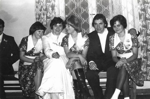 mama-tata-i-pol-Grzesia-chyba-ciocia-Jola-a-2-kobiet-obok-mamy-nie-znam